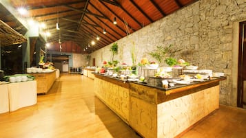 供應早餐、午餐、晚餐;多國菜;池景
