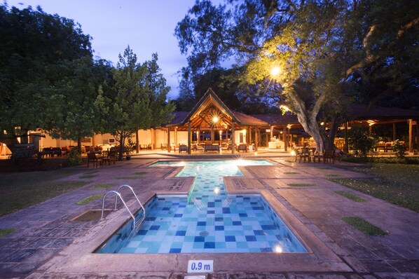 Piscine extérieure, parasols de plage, chaises longues