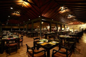 供应早餐、午餐和晚餐，国际美食，泳池景观