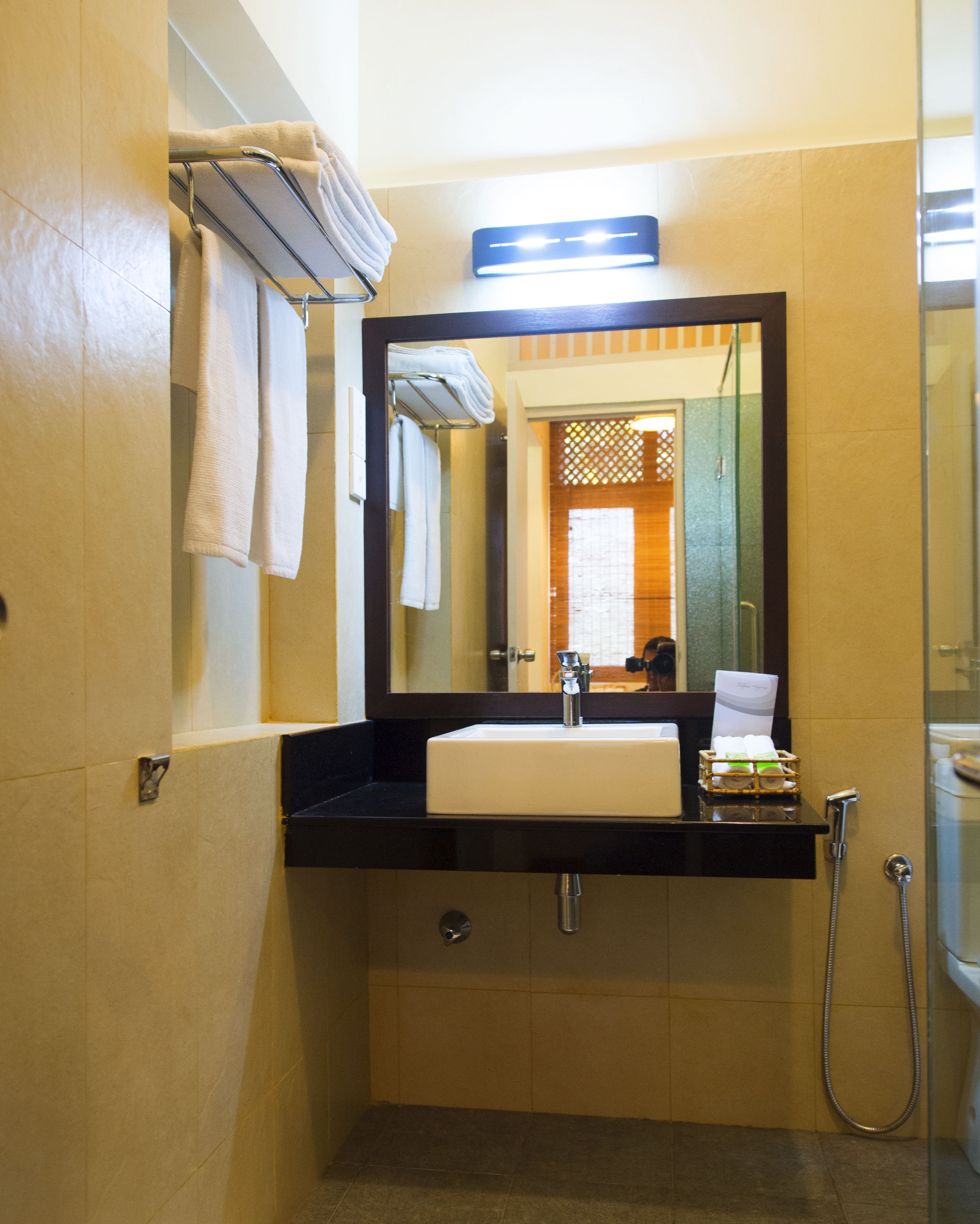 shower, hydromassage showerhead, free toiletries, hair dryer