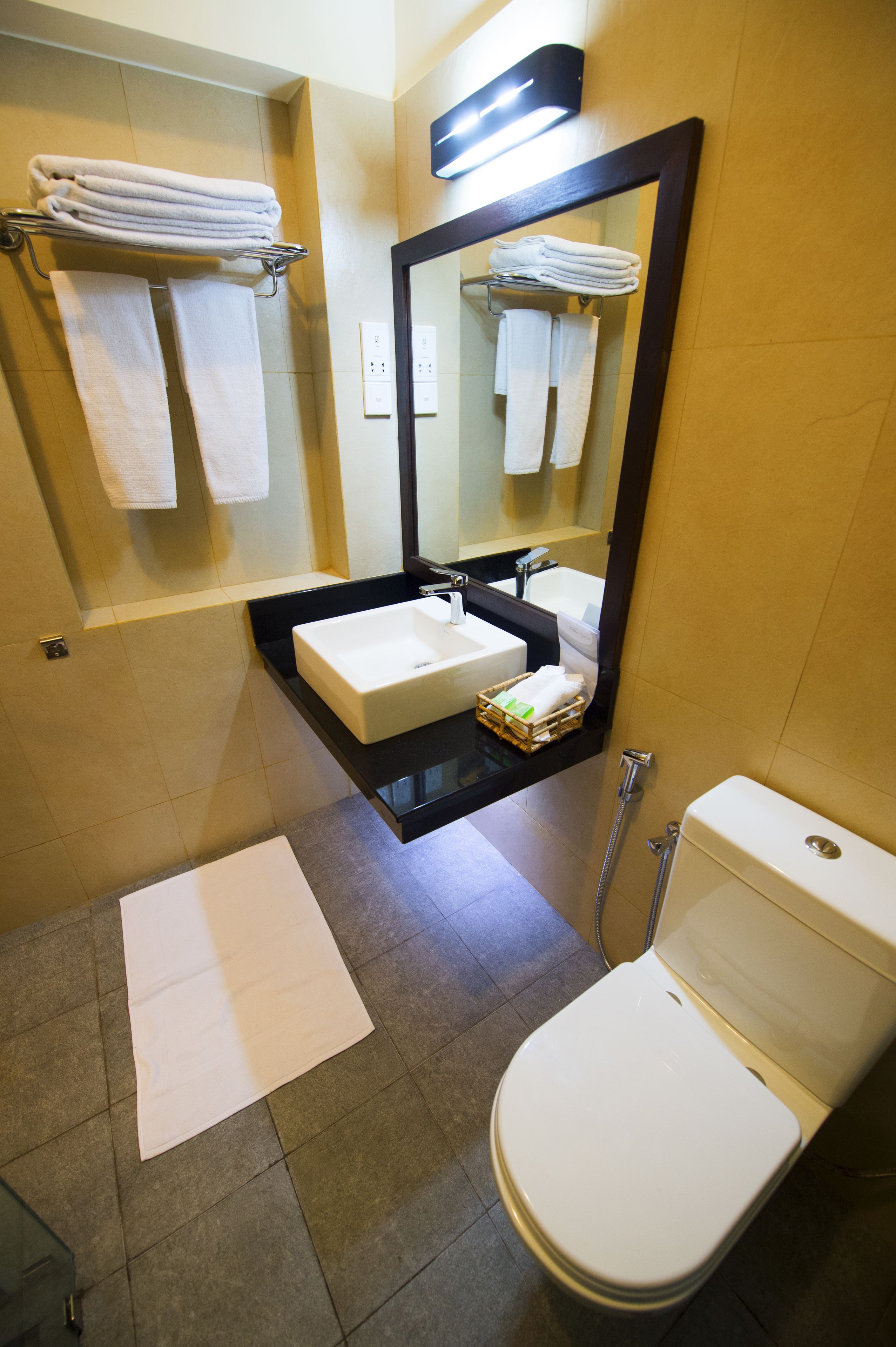 shower, hydromassage showerhead, free toiletries, hair dryer