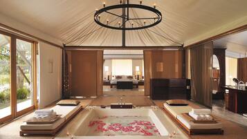 Deep soaking bathtub