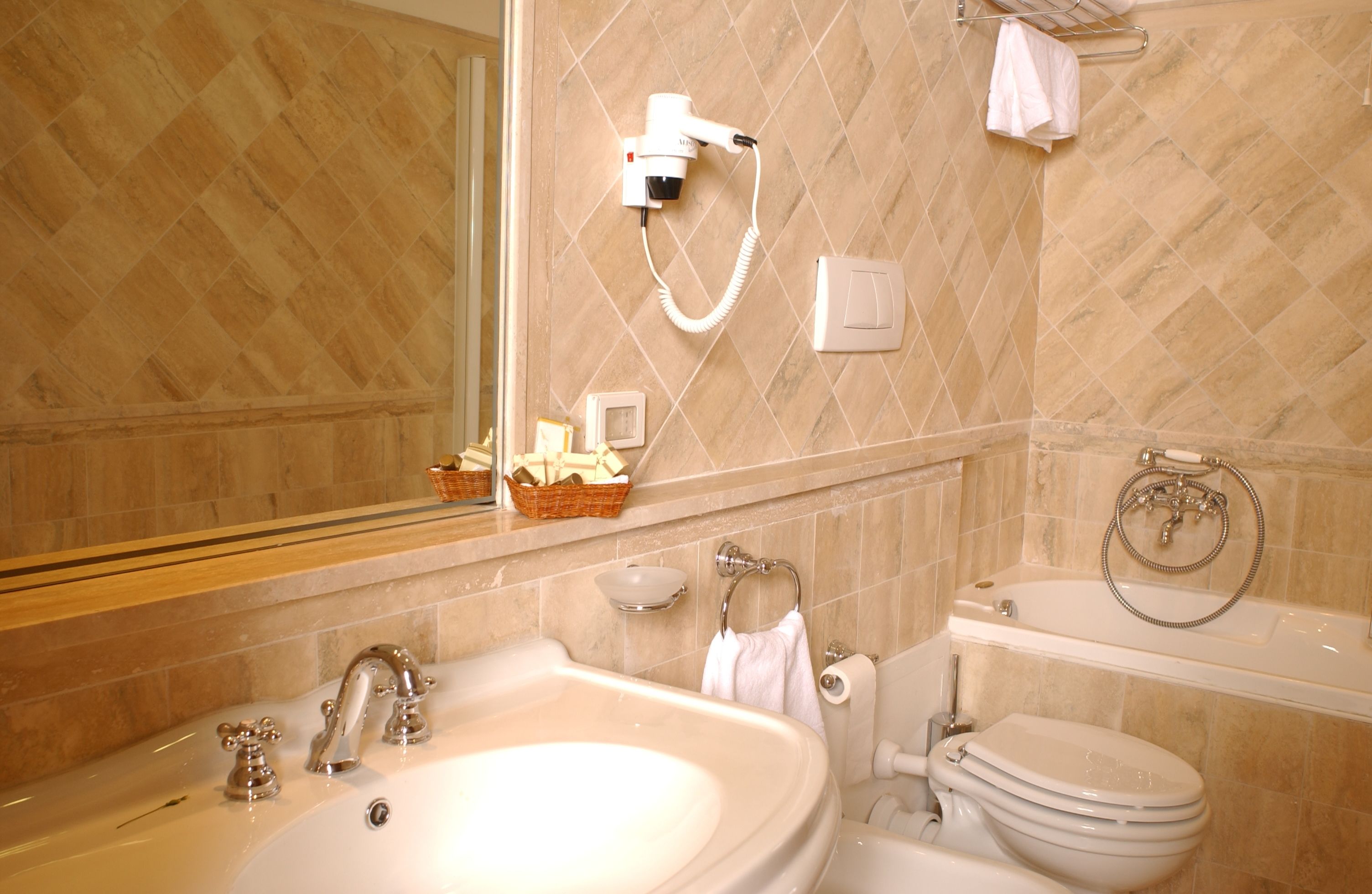 Triple Room | Bathroom | Free toiletries, hair dryer, bidet, towels