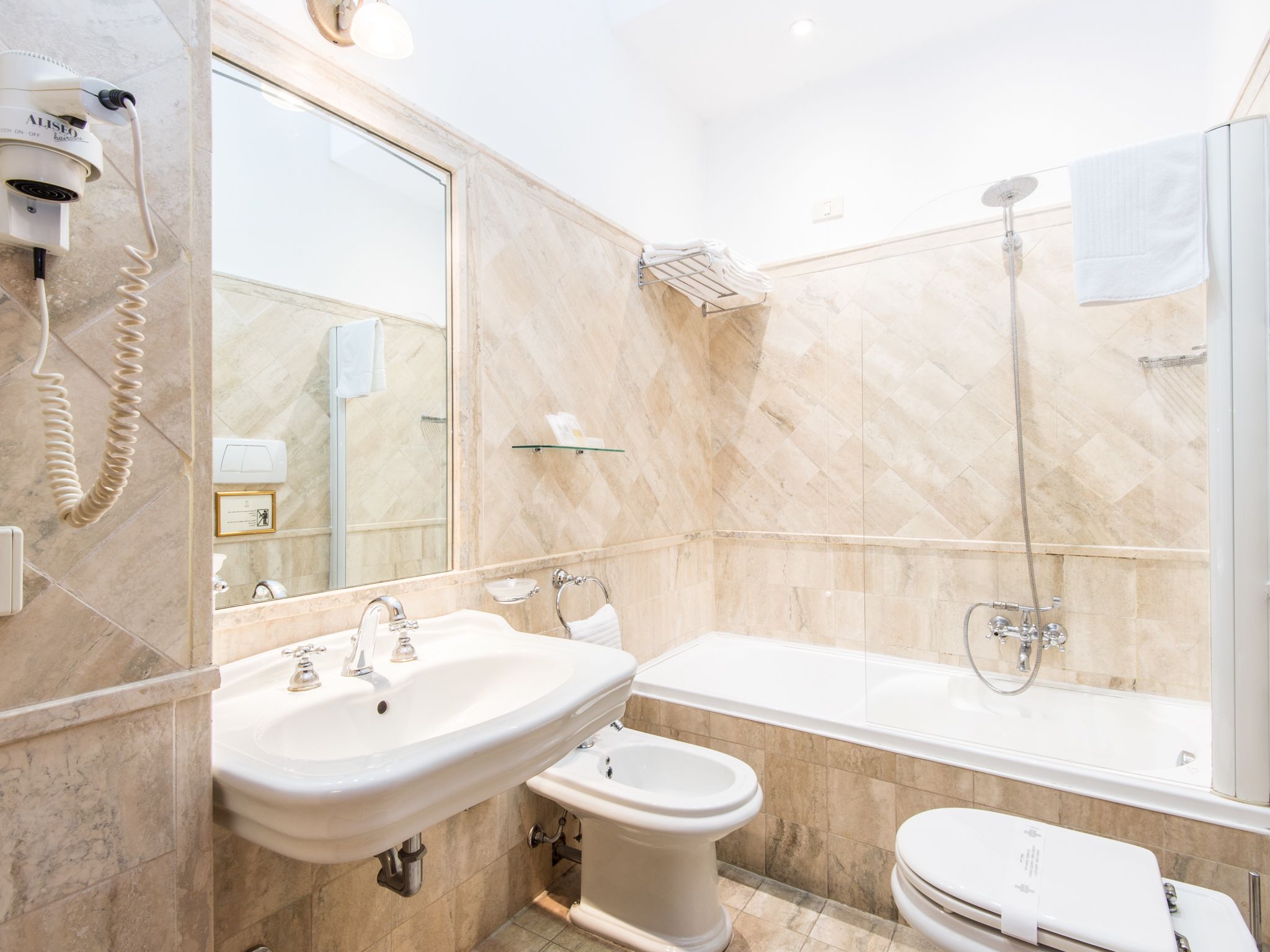 Suite | Bathroom | Free toiletries, hair dryer, bidet, towels