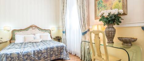 جناح | أغطية فراش متميزة وخزنة داخل الغرفة وبديكورات فريدة لكل غرفة ومكتب