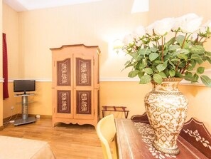 Classic tvåbäddsrum - eget badrum - utsikt mot staden (Camera doppia) | Sängtillbehör av högsta kvalitet och värdeförvaringsskåp på rummet