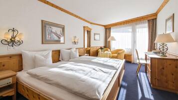 Minibar, coffres-forts dans les chambres, bureau, rideaux occultants