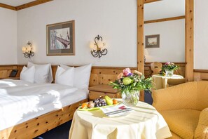Habitación estándar con 2 camas individuales, balcón, vista a la montaña | Minibar, caja de seguridad en la habitación y escritorio 