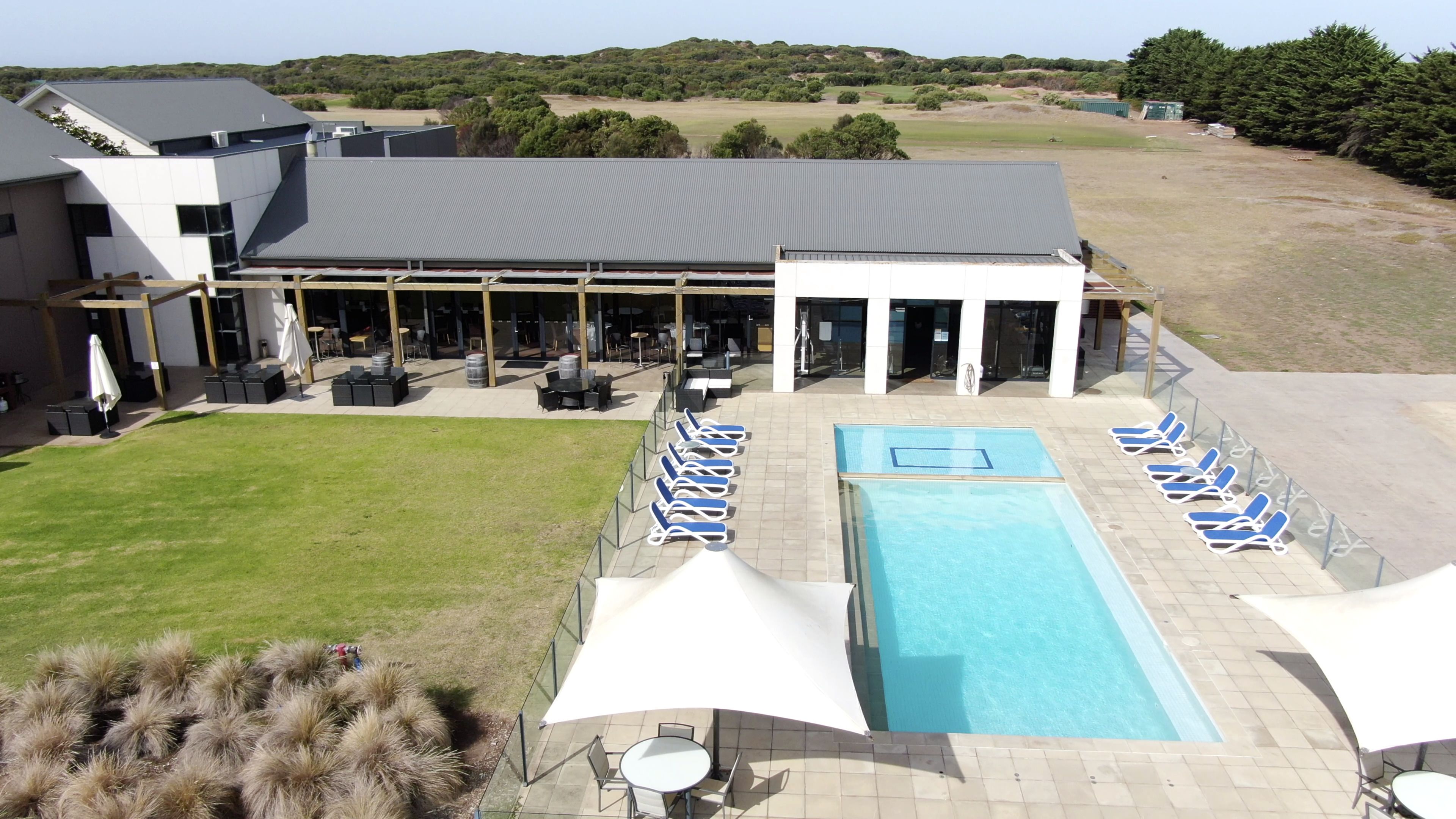 Piscine extérieure, parasols de plage, chaises longues