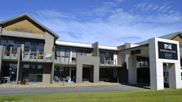 Un edificio moderno con un letrero que indica Barwon Heads Resort en Lister Beach.