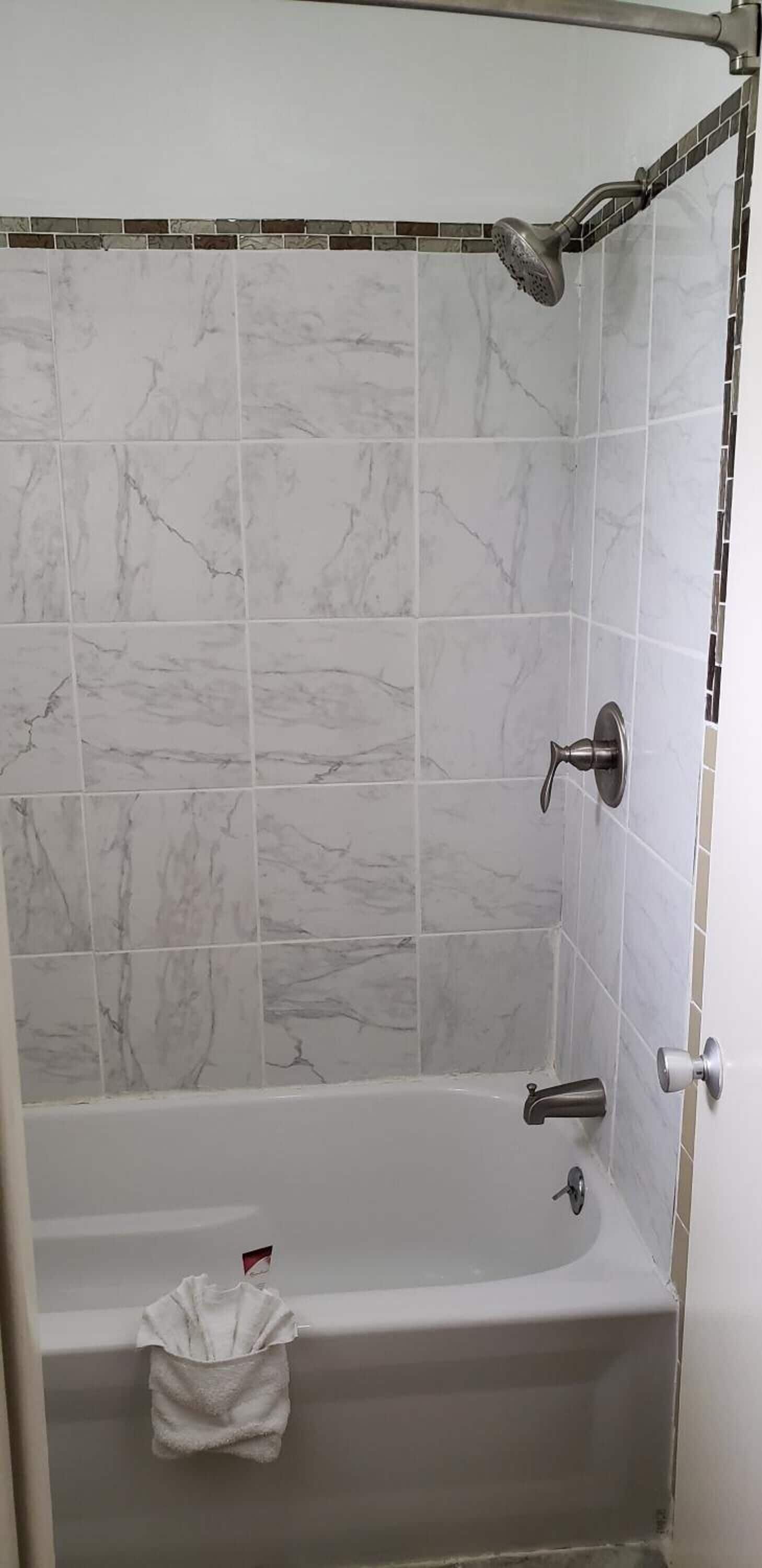 Combined shower/bathtub, free toiletries, hair dryer, towels