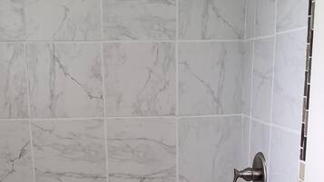 Combined shower/bathtub, free toiletries, hair dryer, towels