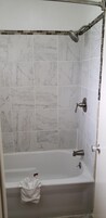 Bañera con ducha, artículos de tocador gratuitos, secador de pelo