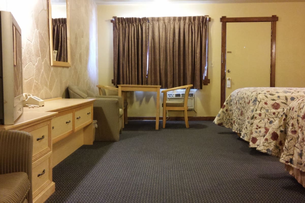standard room, 2 queen beds, non smoking | 1 bedroom, desk, free wifi