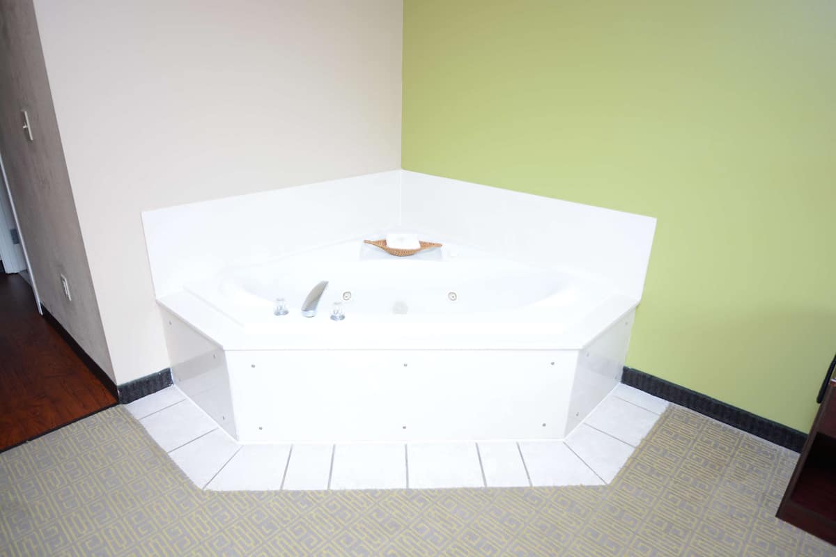 suite, 1 king bed, jetted tub | bathroom | combined shower/bathtub, free toiletries, hair dryer, towels