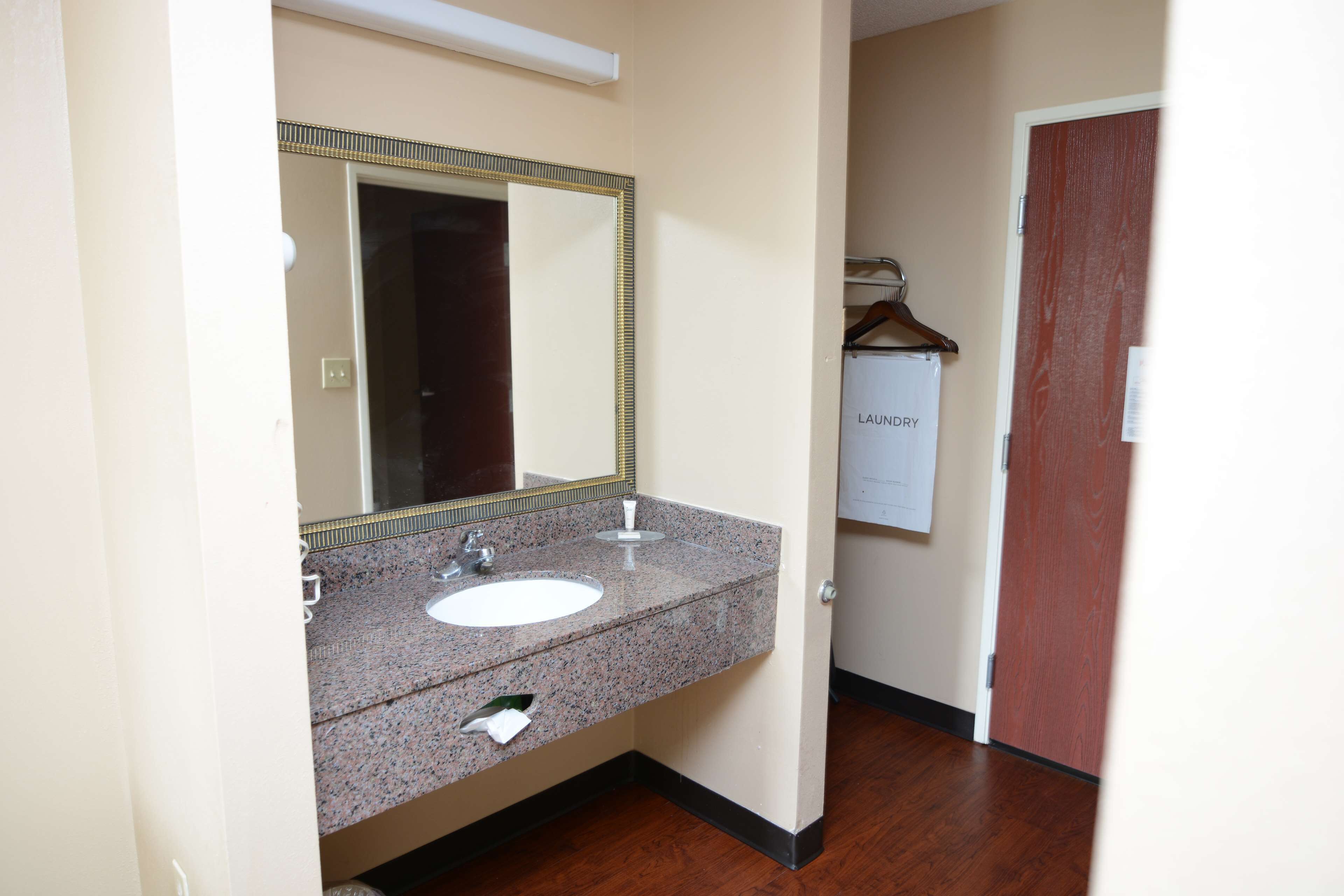 combined shower/bathtub, free toiletries, hair dryer, towels