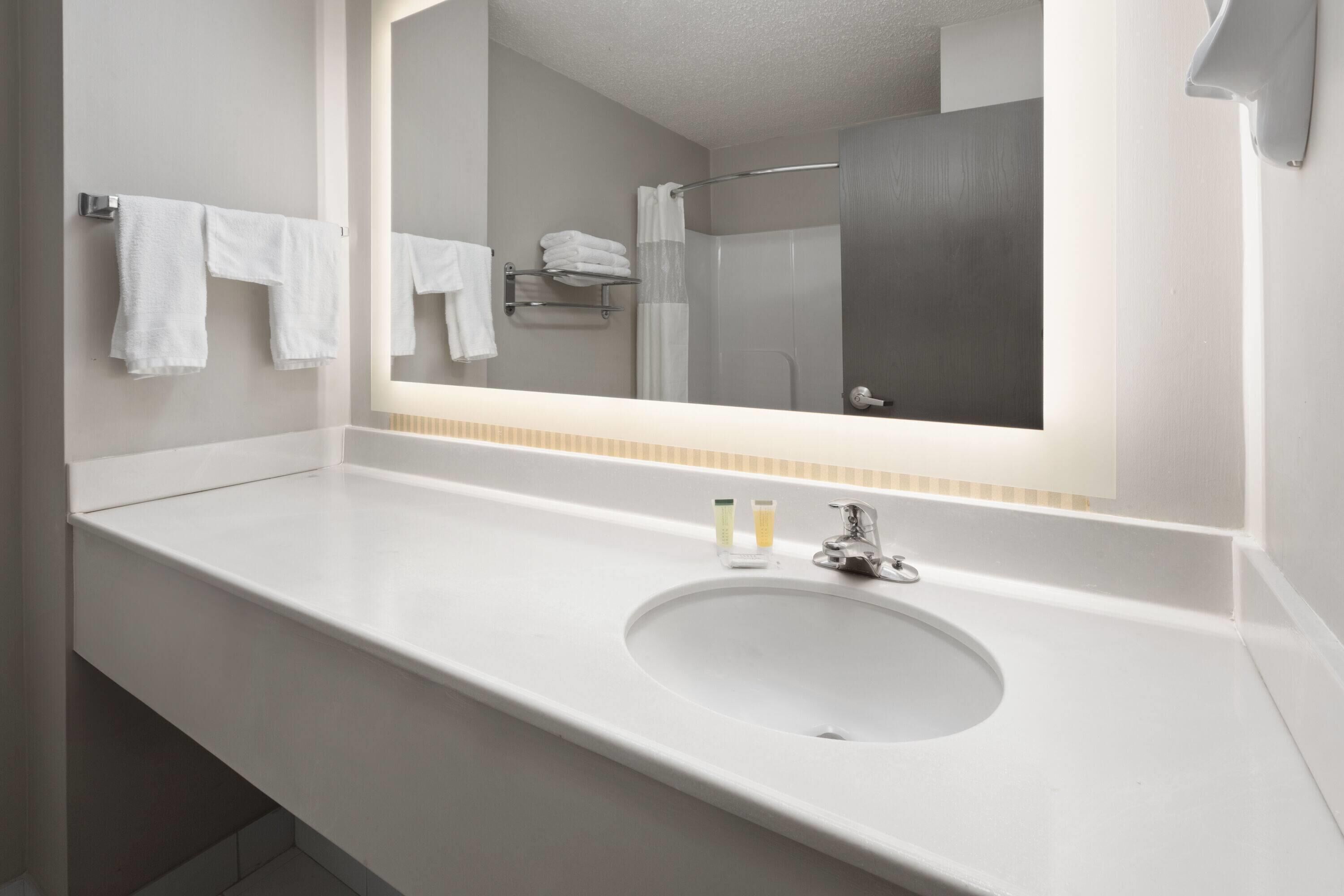Combined shower/tub, hair dryer, towels