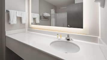 Combined shower/tub, hair dryer, towels