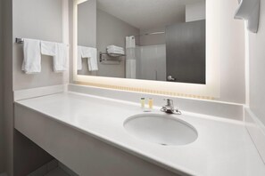 Combined shower/tub, hair dryer, towels
