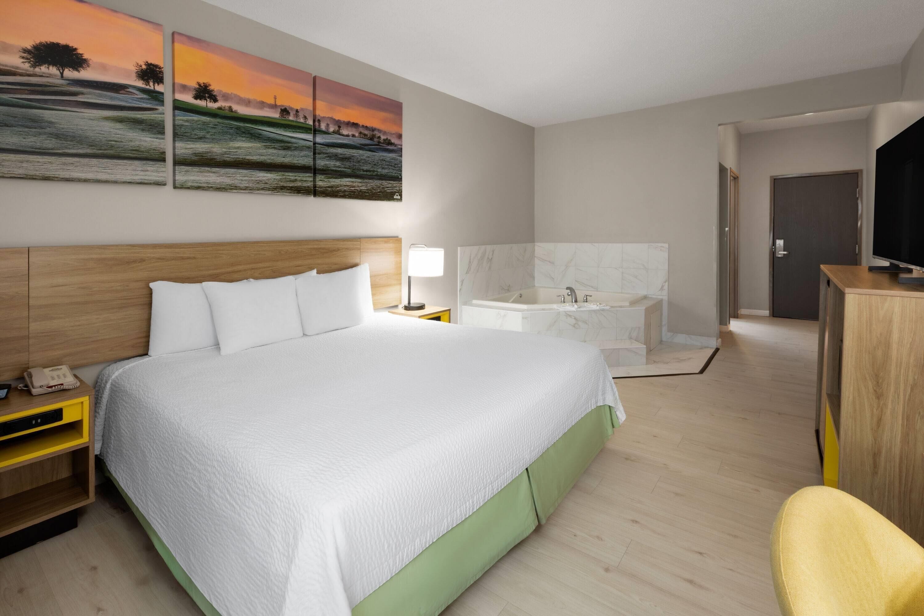 Deluxe Room, 1 King Bed, Non Smoking | Jetted tub