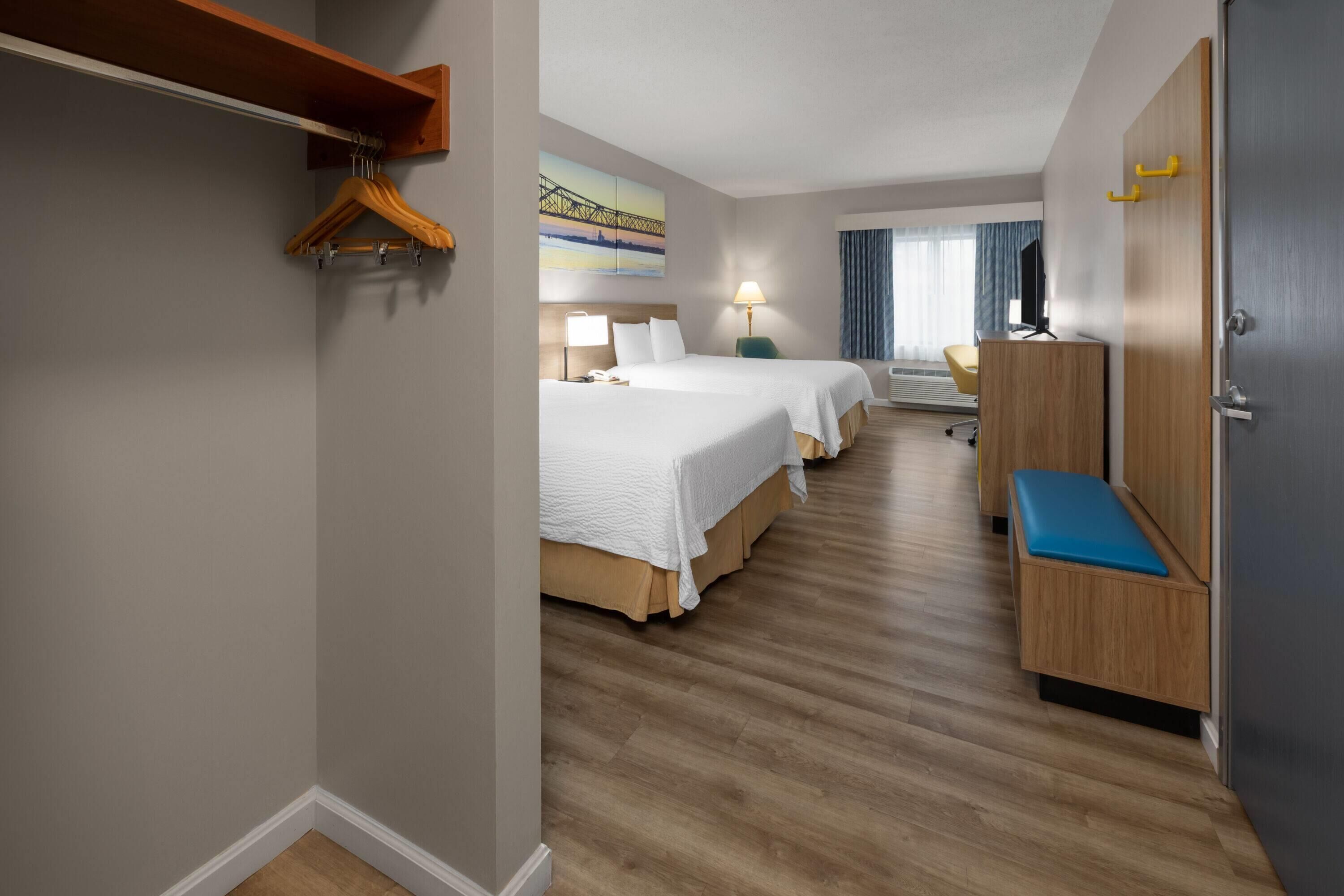 Quarto, 2 camas Queen, acessível, para não fumantes | Escrivaninha, ferros/tábuas de passar roupa, Wi-Fi de cortesia