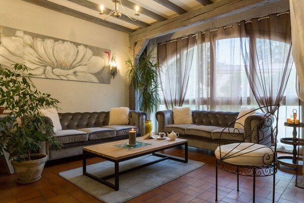 Coin salon dans le hall