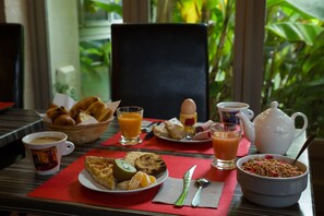 Petit déjeuner buffet (9.50 EUR par personne)