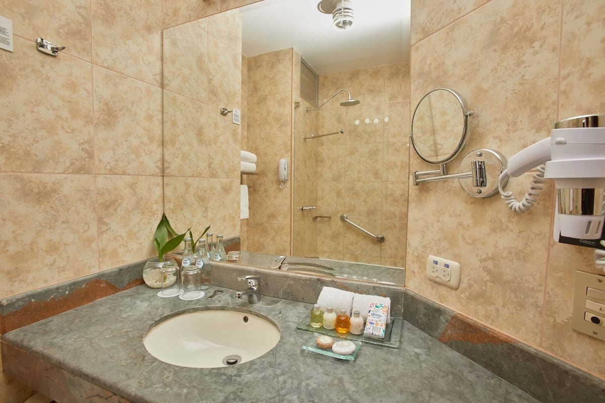 superior twin room | bathroom | combined shower/bathtub, rainfall showerhead, free toiletries