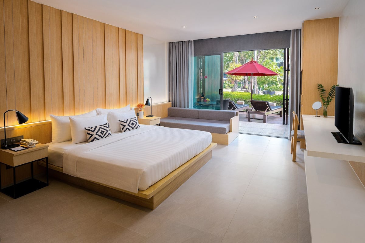Habitación Deluxe, 1 cama King size (Lanai) | Caja de seguridad en la habitación, escritorio y insonorización