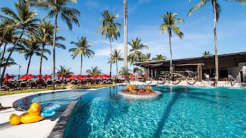 Outdoor pool, pool loungers