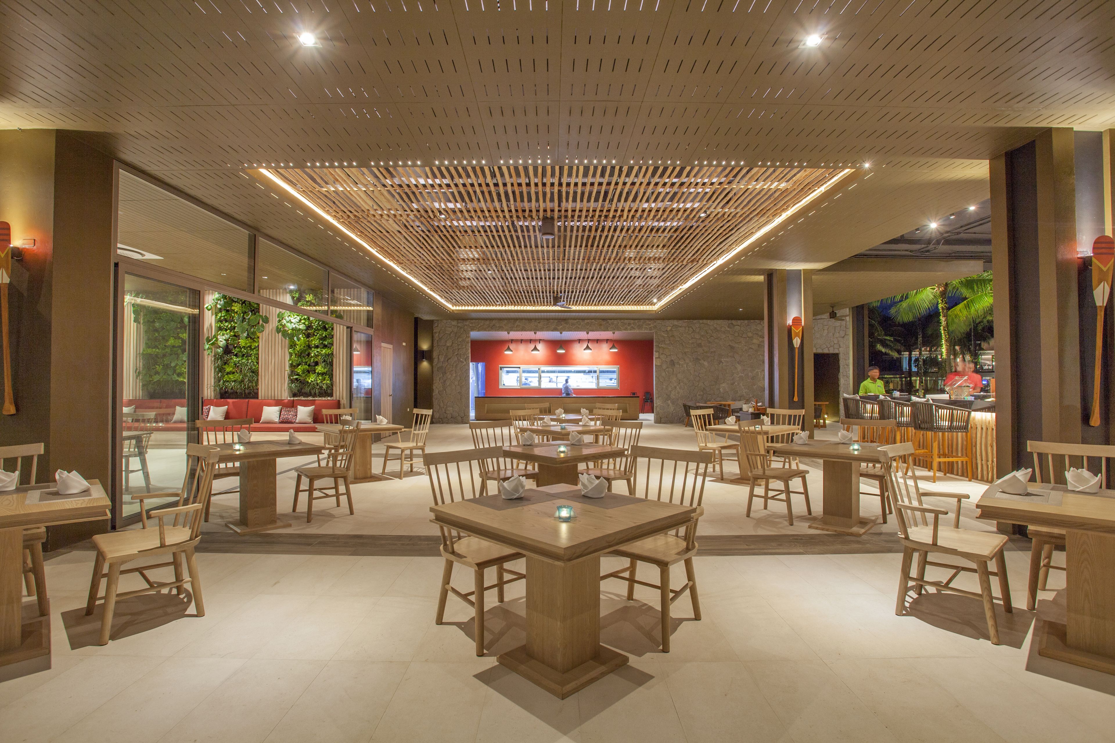 2 restaurants, breakfast, dinner served; thai cuisine