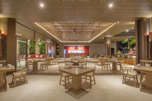 2 restaurants, breakfast, dinner served; Thai cuisine - Ramada Resort by Wyndham Khao Lak (Takua Pa)