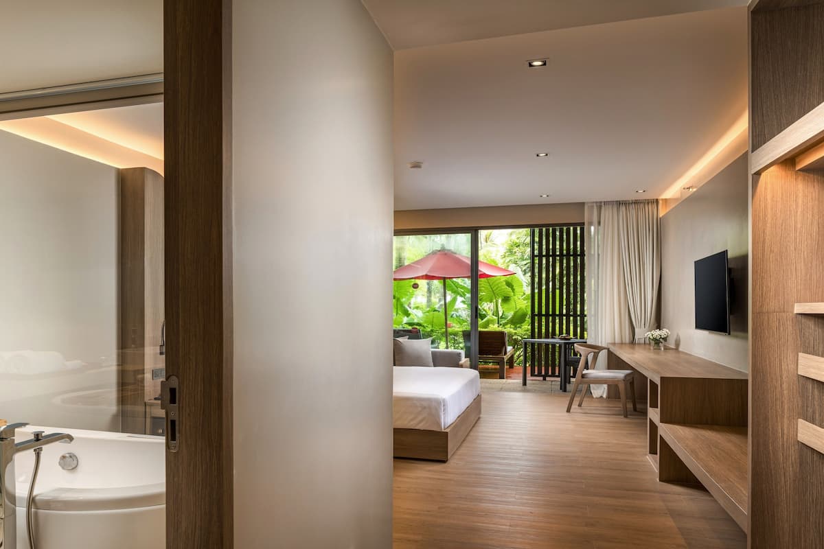 Deluxe Room, 1 King Bed (Lanai, Jet Tub) | In-room safe, desk, soundproofing, iron/ironing board (on request)
