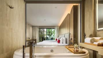 Deluxe-Zimmer, 2 Queen-Betten, Whirlpool | Badezimmer | Badewanne und Dusche (separat), kostenlose Toilettenartikel