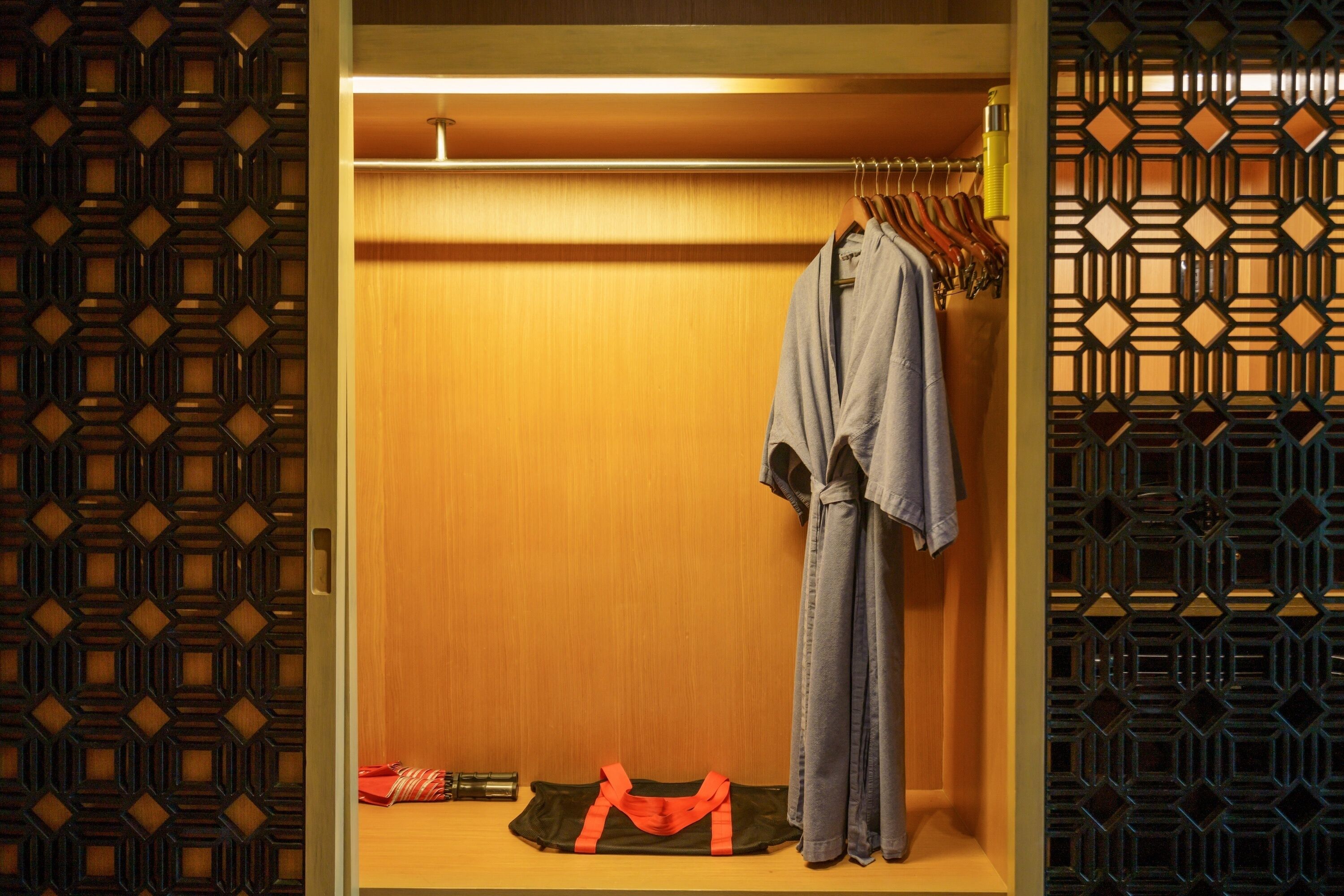 deluxe room, 1 king bed (jet tub) | room amenity