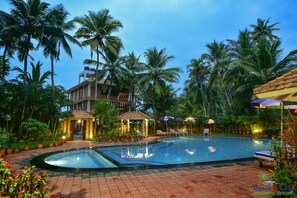 Outdoor pool, sun loungers