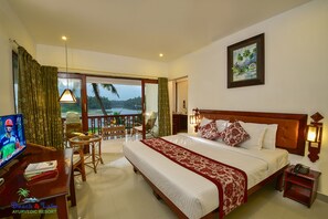 Sengetøy av topp kvalitet, minibar, skrivebord og lydisolert