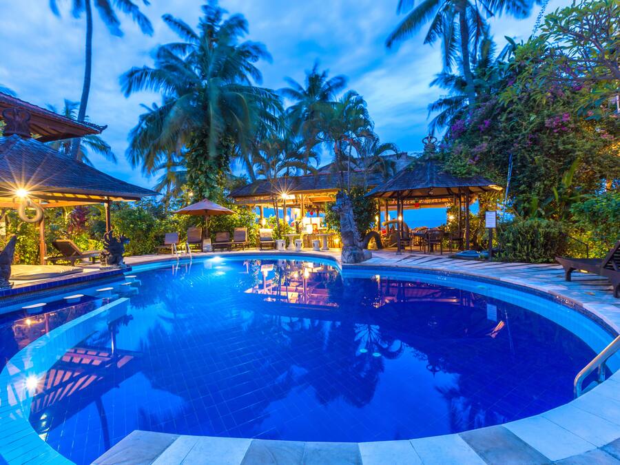 Utendørsbasseng, bassengparasoller og solsenger