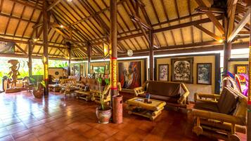 Área de estar no saguão