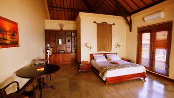 Suíte, 1 cama King, vista para o mar | Roupas de cama premium, frigobar, cofres nos quartos, cortinas blackout