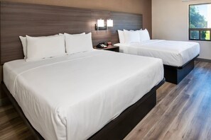 Standaard kamer, 2 queensize bedden, niet-roken | Een bureau, een laptopwerkplek, verduisterende gordijnen