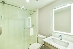 Ducha y bañera combinadas y artículos de higiene personal gratuitos