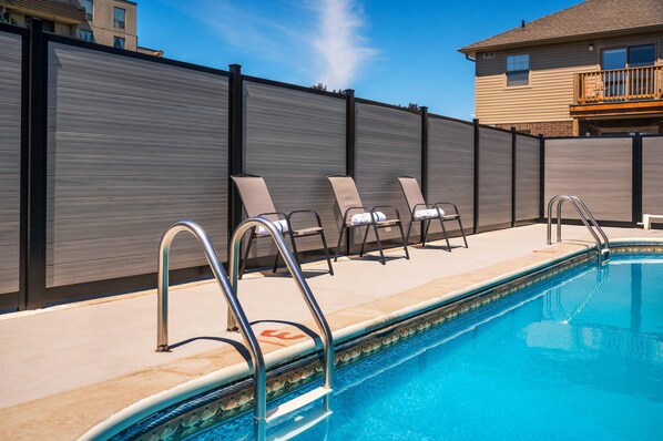 Outdoor pool, sun loungers - Quality Inn (Chatham-Kent)