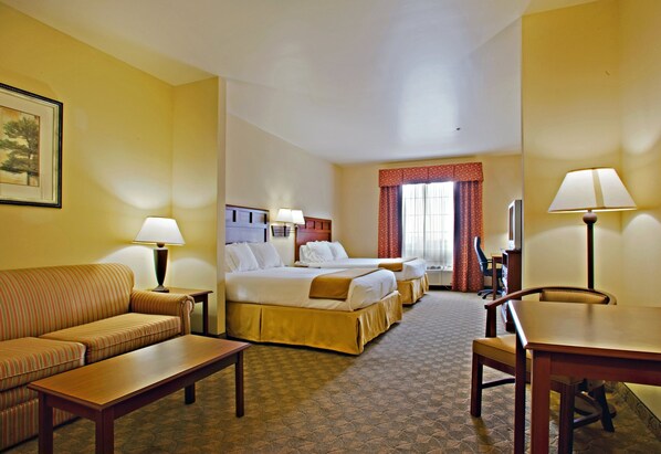 A hotel room with a sofa, two beds, a desk, and a chair. - Holiday Inn Express & Suites Levelland by IHG (Levelland)