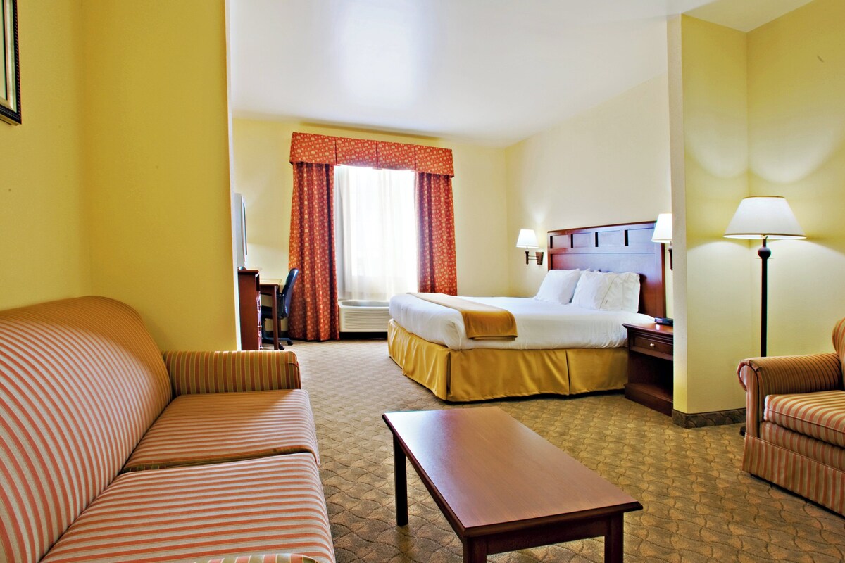 In-room safe, desk, laptop workspace, iron/ironing board