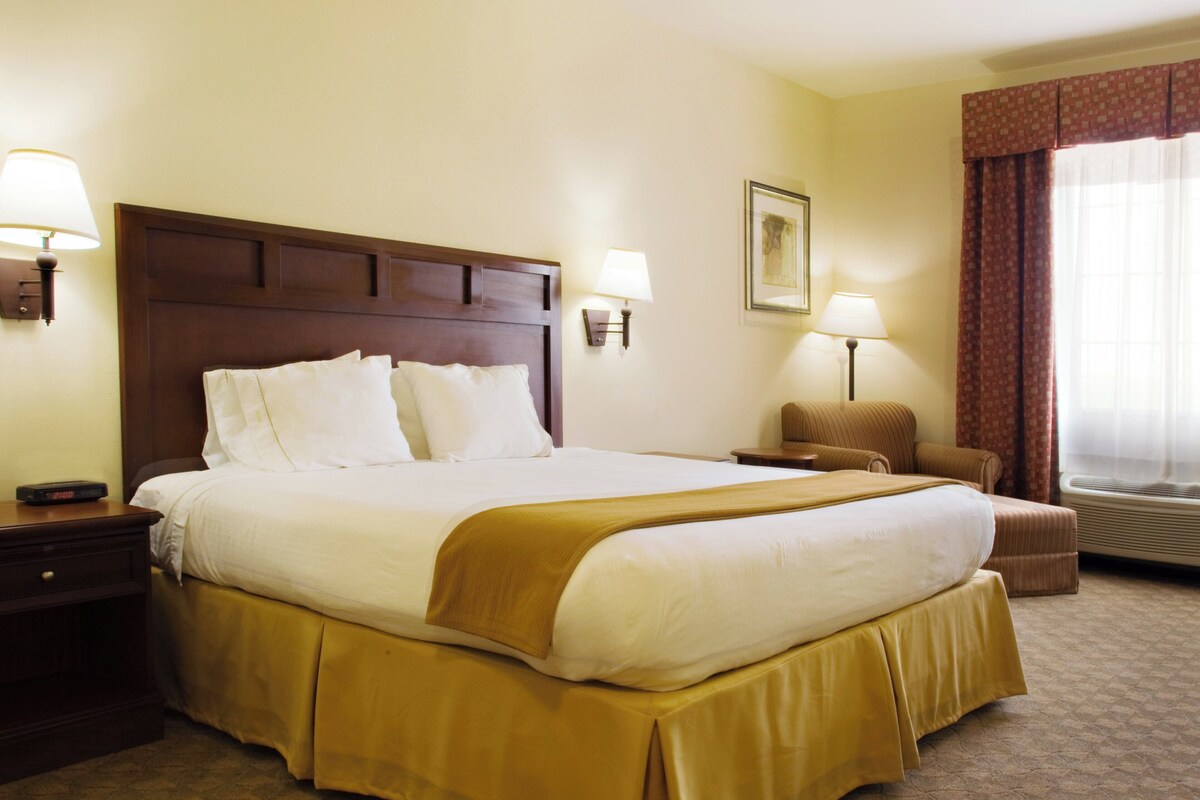 In-room safe, desk, laptop workspace, iron/ironing board