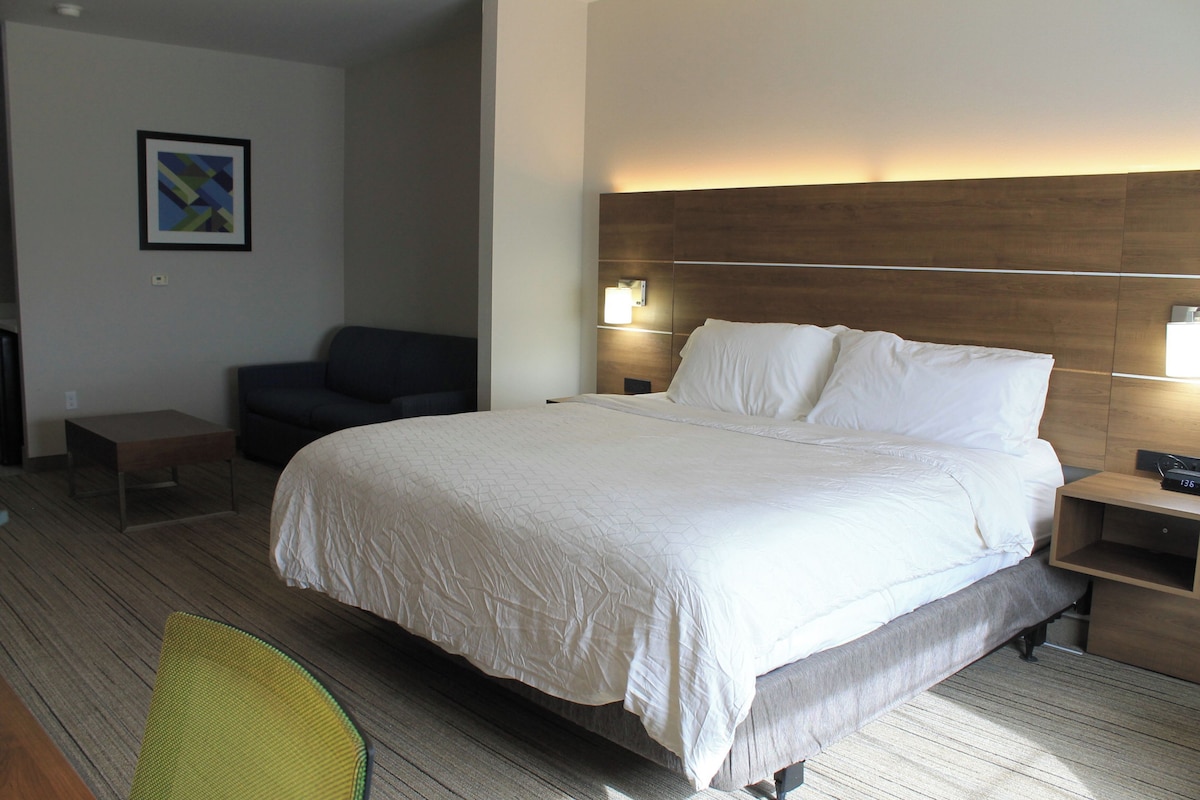 Suite, 1 King Bed | In-room safe, desk, laptop workspace, iron/ironing board