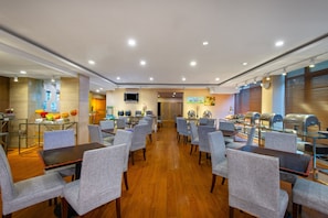 Free daily buffet breakfast - Holiday Inn Express Airport Tianjin by IHG (Tianjin)