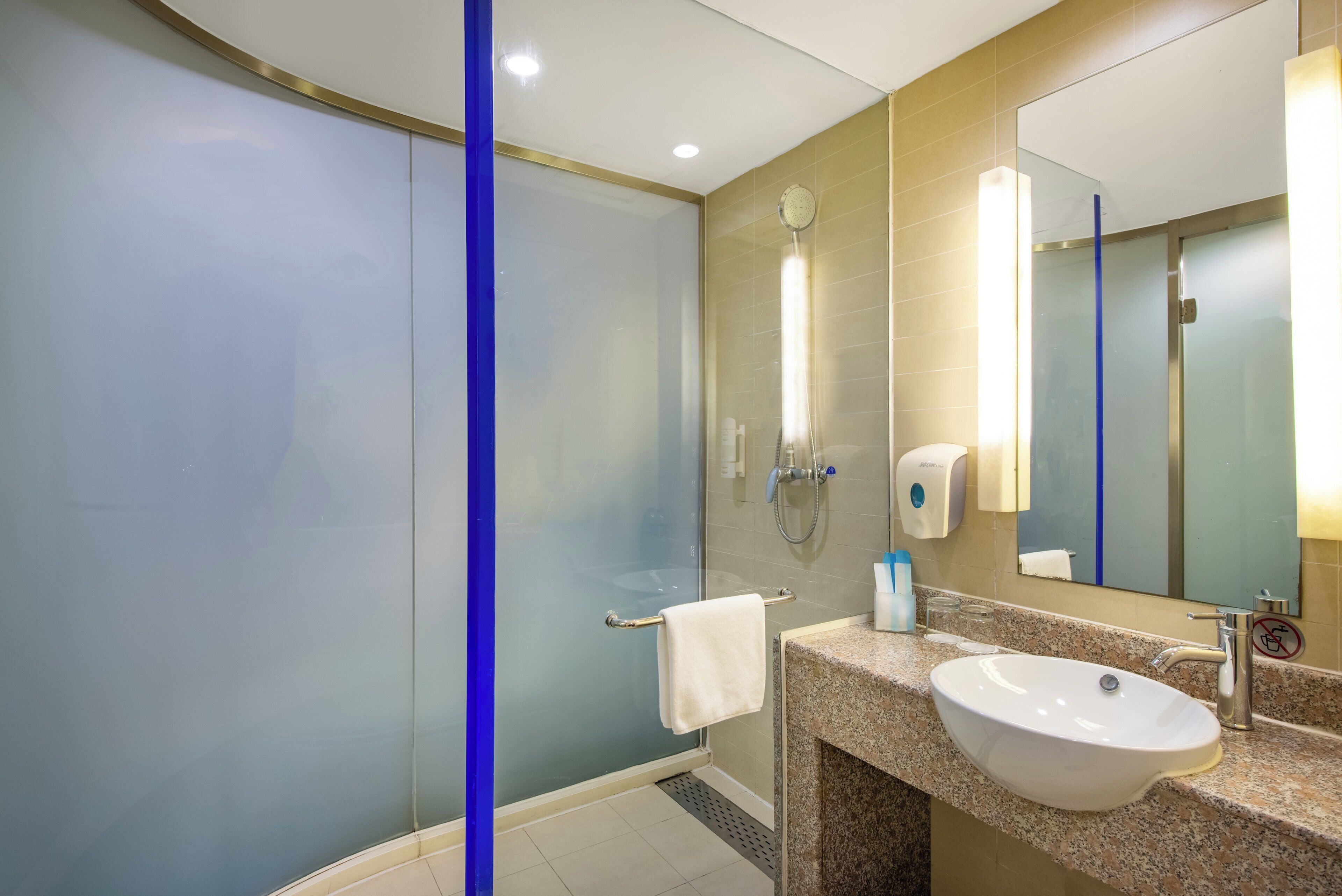 Buồng tắm vòi sen, dép đi trong nhà, khăn tắm 