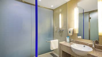 Buồng tắm vòi sen, dép đi trong nhà, khăn tắm
